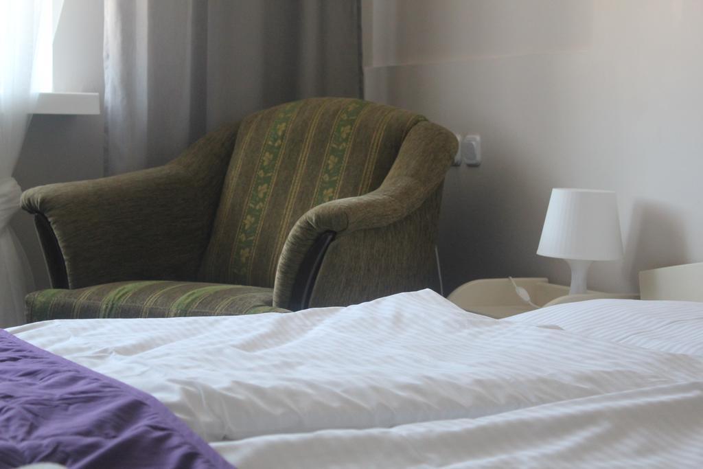 Hotel Pod Debem Zielona Gora  Bagian luar foto