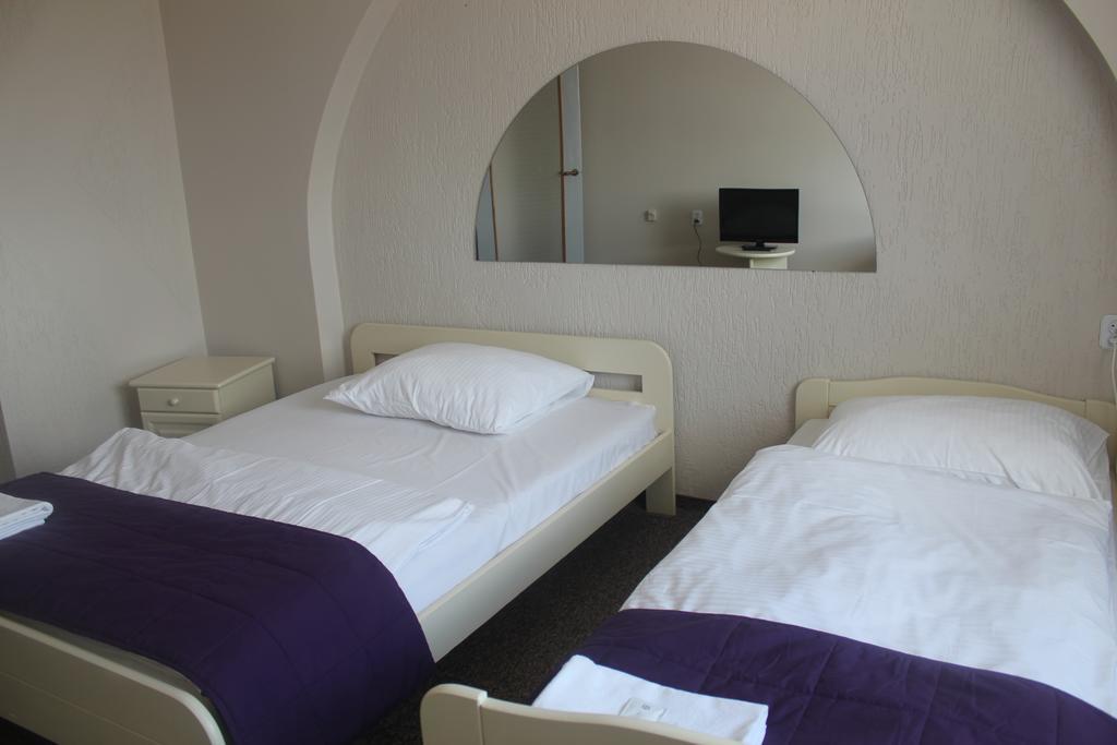 Hotel Pod Debem Zielona Gora  Bagian luar foto