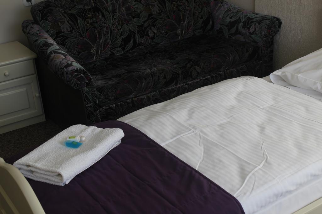 Hotel Pod Debem Zielona Gora  Bagian luar foto