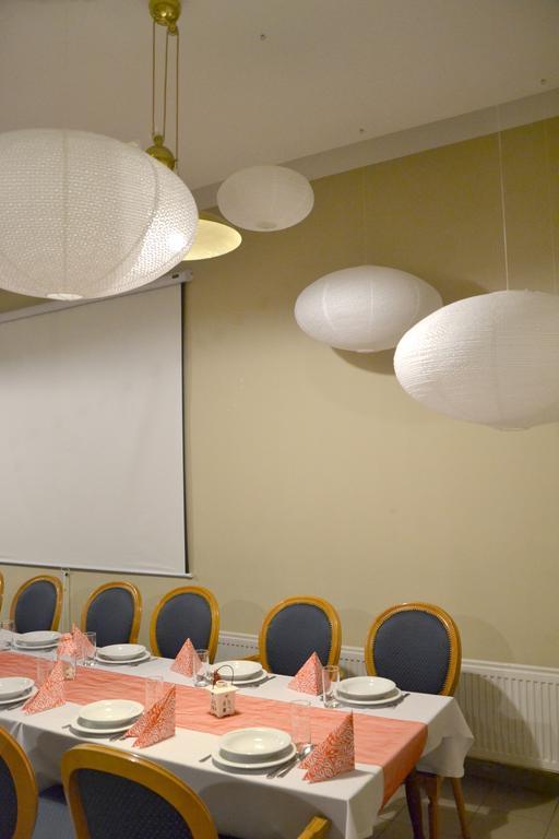 Hotel Pod Debem Zielona Gora  Bagian luar foto