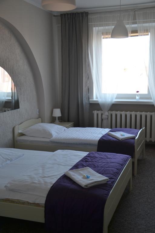 Hotel Pod Debem Zielona Gora  Bagian luar foto